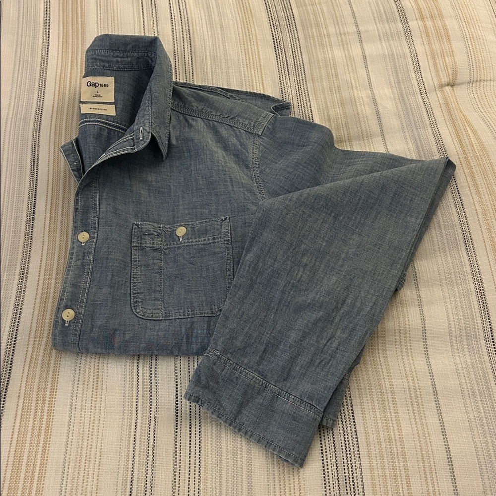 GAP Men's Chambray Blue Button-Down Shirt Lightweight Jean - Picture 3 of 6